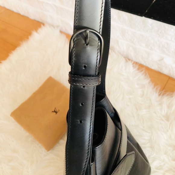 Louis Vuitton Black Epi Leather Sac D’Epaule - Picture 7 of 10